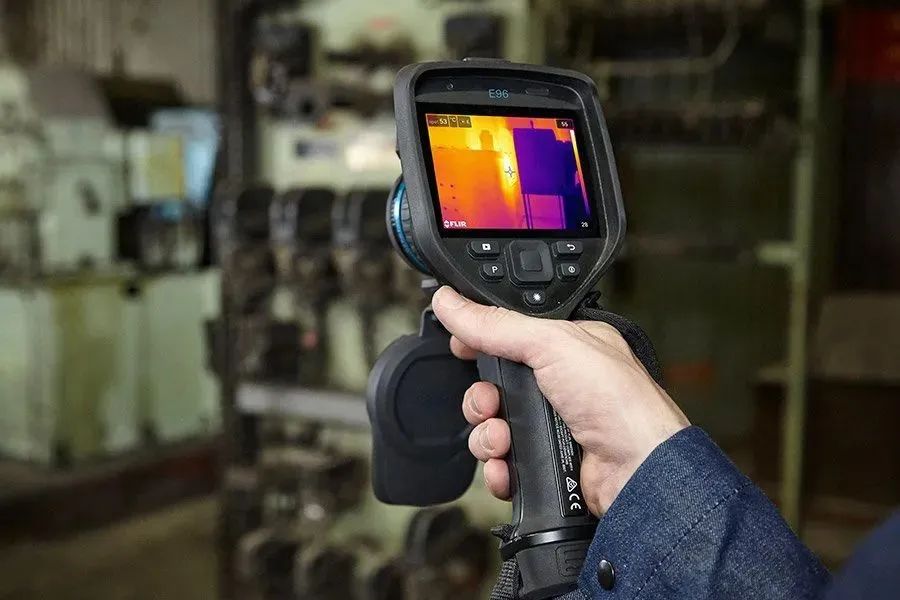 FLIR E96高级红外热像仪拥有先进的可互换AutoCal智能自标定镜头.jpg